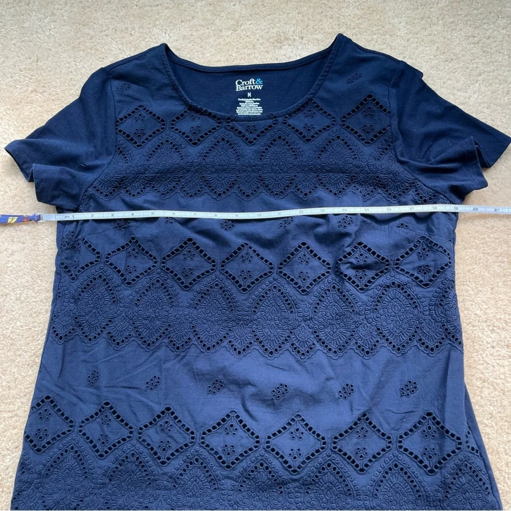 Croft & Barrow Women’s Navy Blue Eyelet Short Sleeve Top - Size M - VGUC